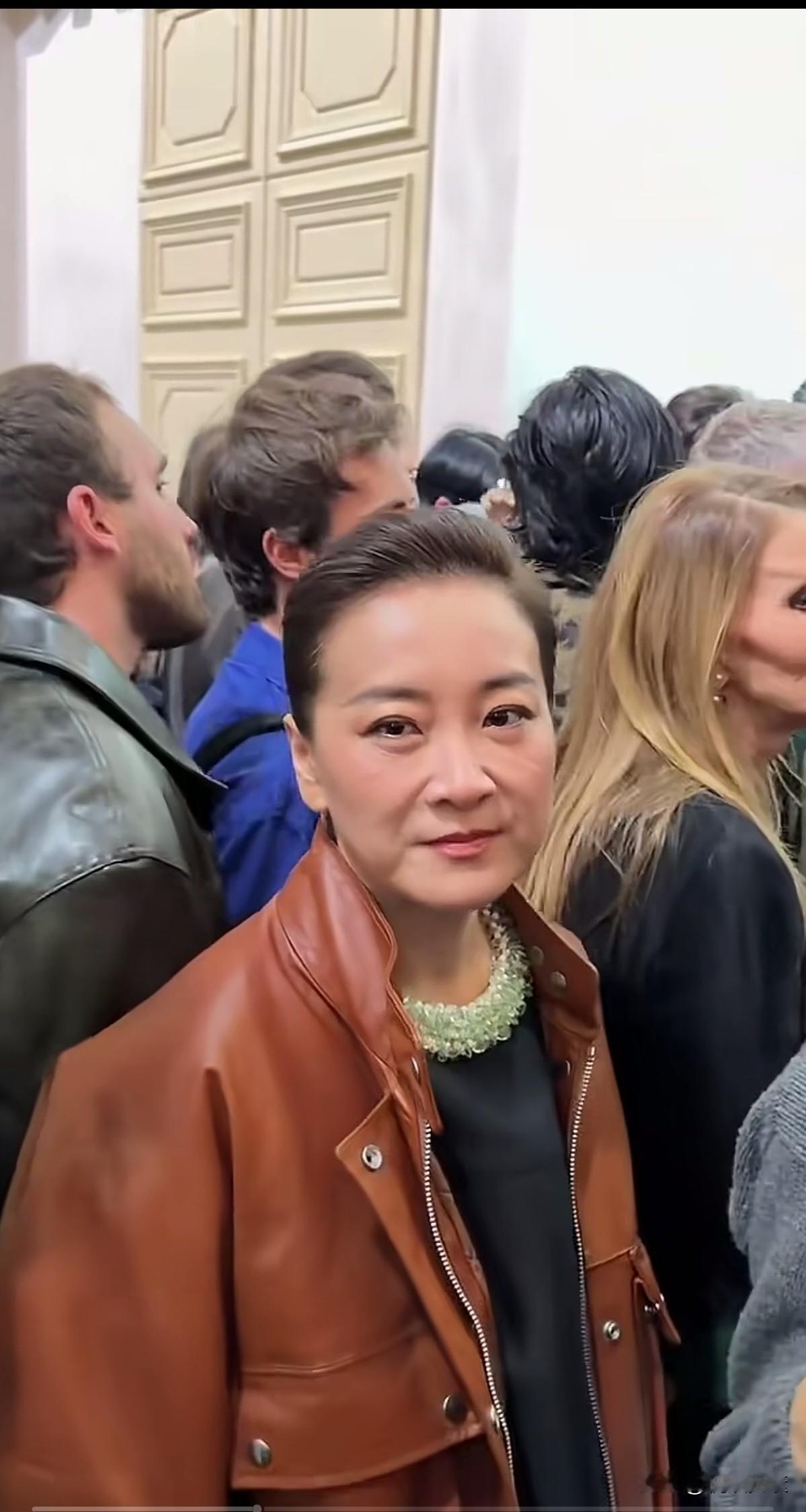 贾玲减肥确实挺成功的，也挺耐看，
不过我还是觉得以前的贾玲好，
胖胖的，人精神又