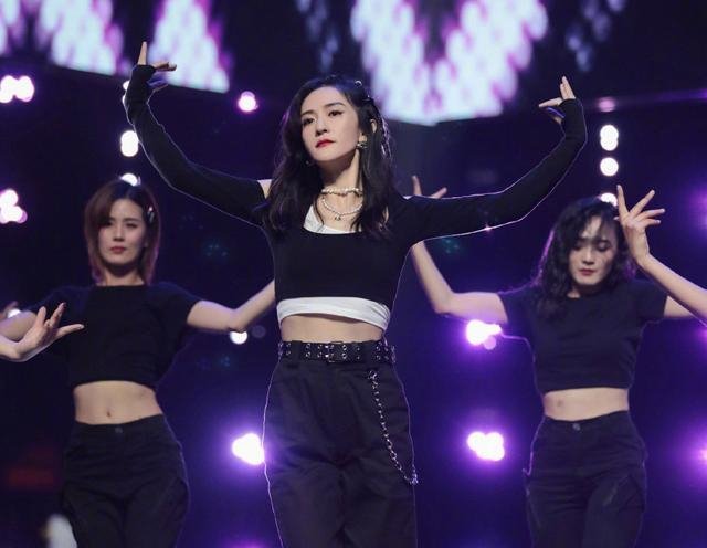 谢娜跳BLACKPINK什么水平单论完成度，谢娜的翻跳在业余范畴里算得上亮眼。节