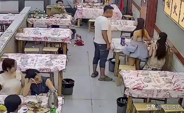9月12日凌晨，江西南昌青山湖区一家夜宵店内，两名女生安静吃夜宵时，邻桌白汗衫男