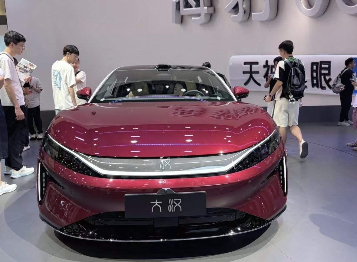 万万没想到！
2026年的车市，堪称一场大型"骨折甩卖"现场：

奥迪A6L从4