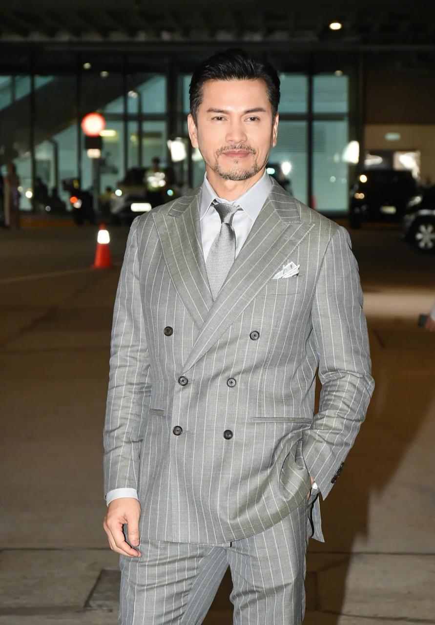 吕良伟能年轻30年，根本不是基因的功劳。传闻，他家保姆透露，雷打不动的规矩有三条