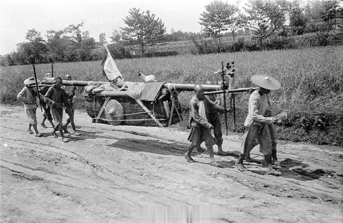 1912年，四川。德阳的乡下，一群农人抬着要下葬的棺椁。大家瞧仔细了，那棺木的顶