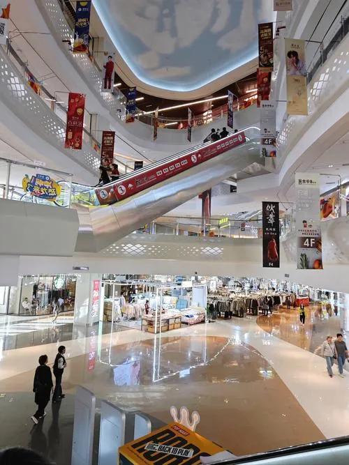 一边是不断呼吁提振消费，一边是老百姓把钱紧紧攥在手里。真的是我们天生爱存钱，还是