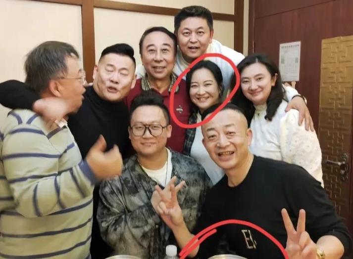 冯巩庆67岁大寿，贾玲到场紧搂恩师合影。
 
冯巩才是人生赢家，如今相声界互撕，