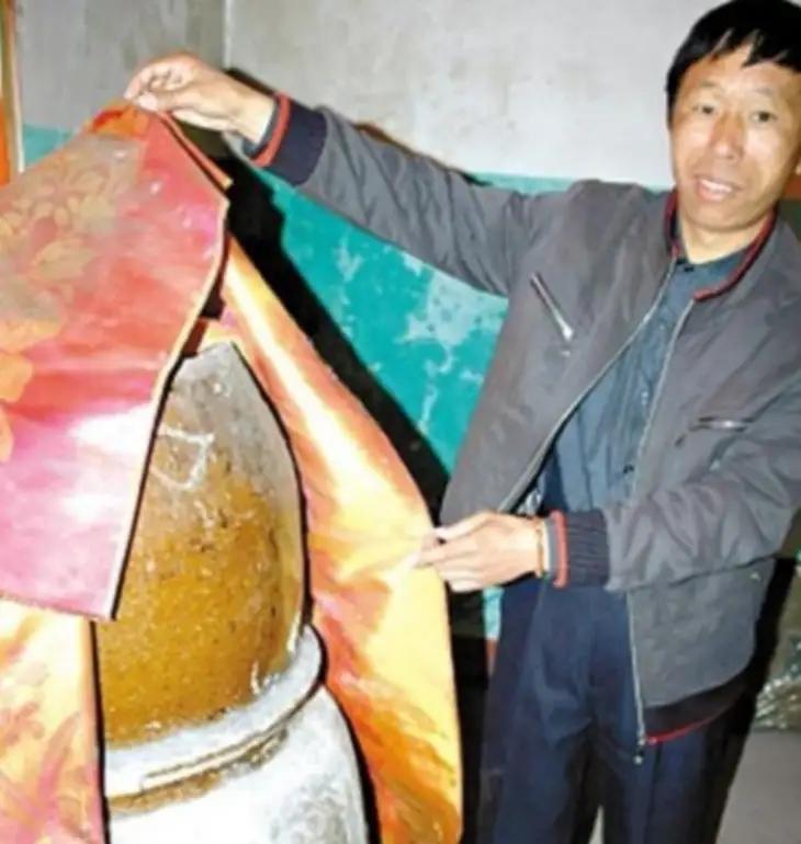 2000年，江西一农民去世后，儿子将父亲遗体放进了大缸。村里人纷纷说儿子不孝，没