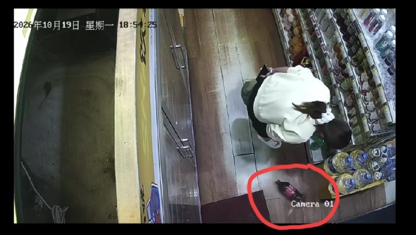 云南，一便利店老板发视频吐槽:你把可乐摔坏了，让你赔了6.5，你站门口拍我家视频