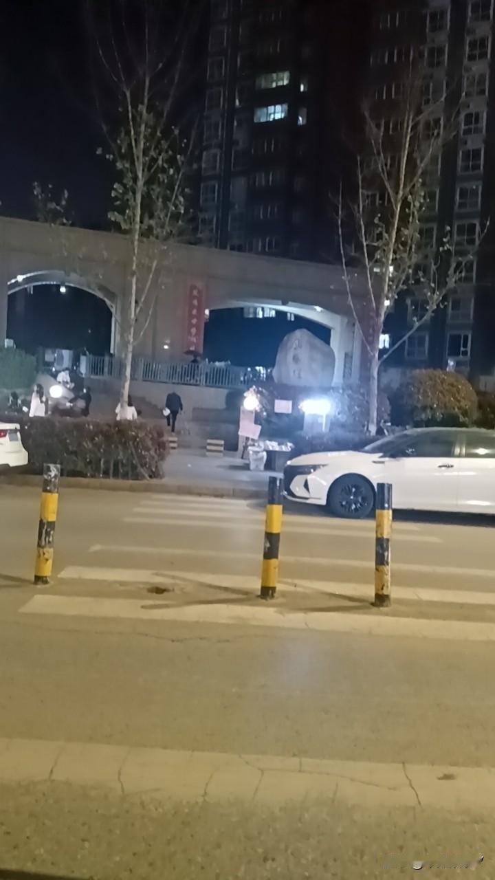 朋友说，看城市经济状况，只需看“夜生活”就知道了。
 
夜晚是消费的黄金时段，是