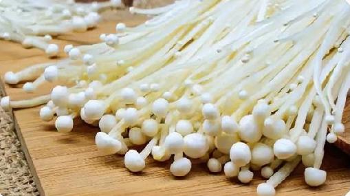 鲜金针菇
 
鲜金针菇被誉为“益智菇”，洁白修长，菌盖圆润，口感脆嫩爽滑，自带天