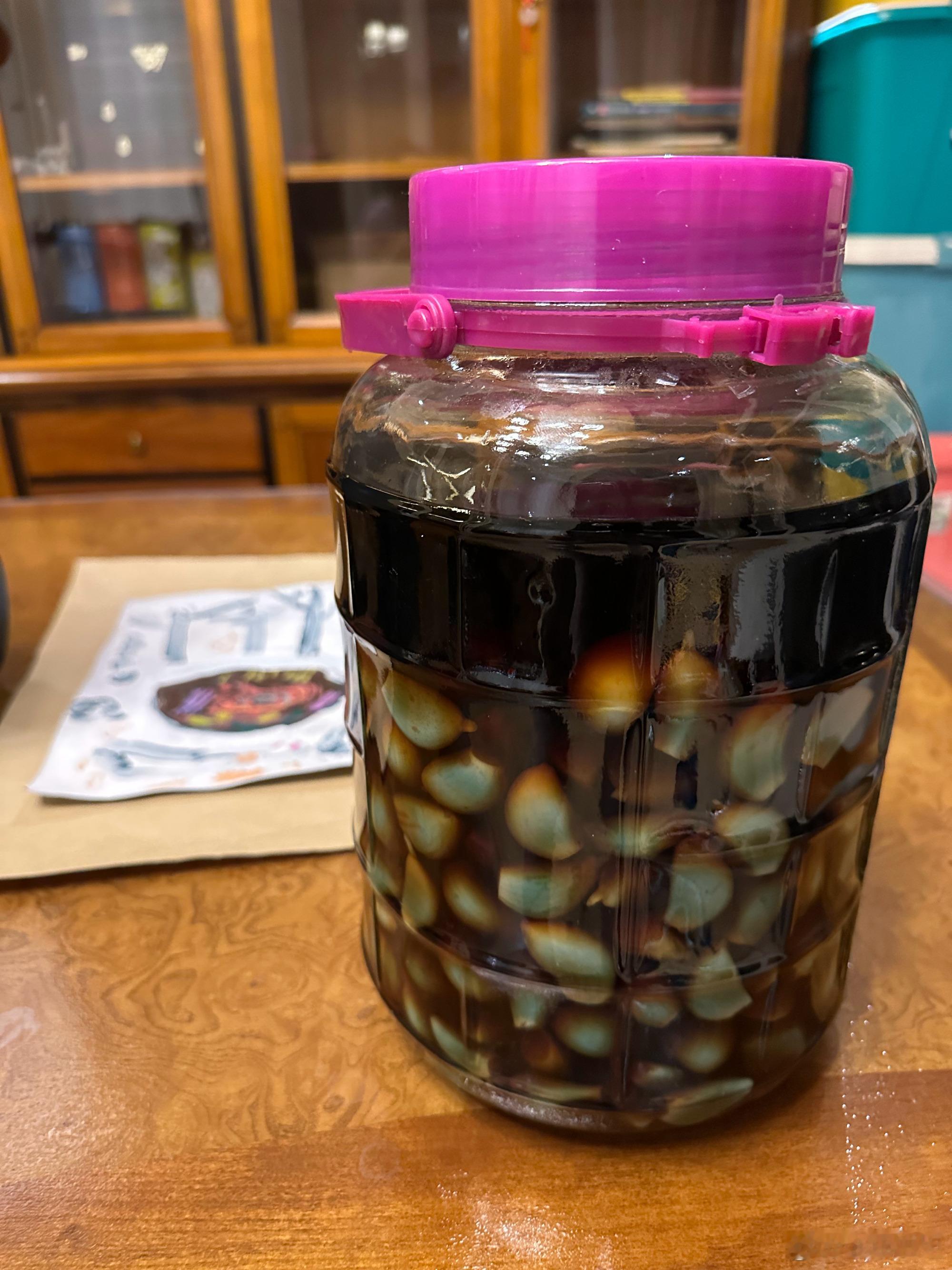 今天腊八？老高祝大家节日快乐[心]左边的腊八蒜泡好了，右边👉的两罐上周刚刚泡的