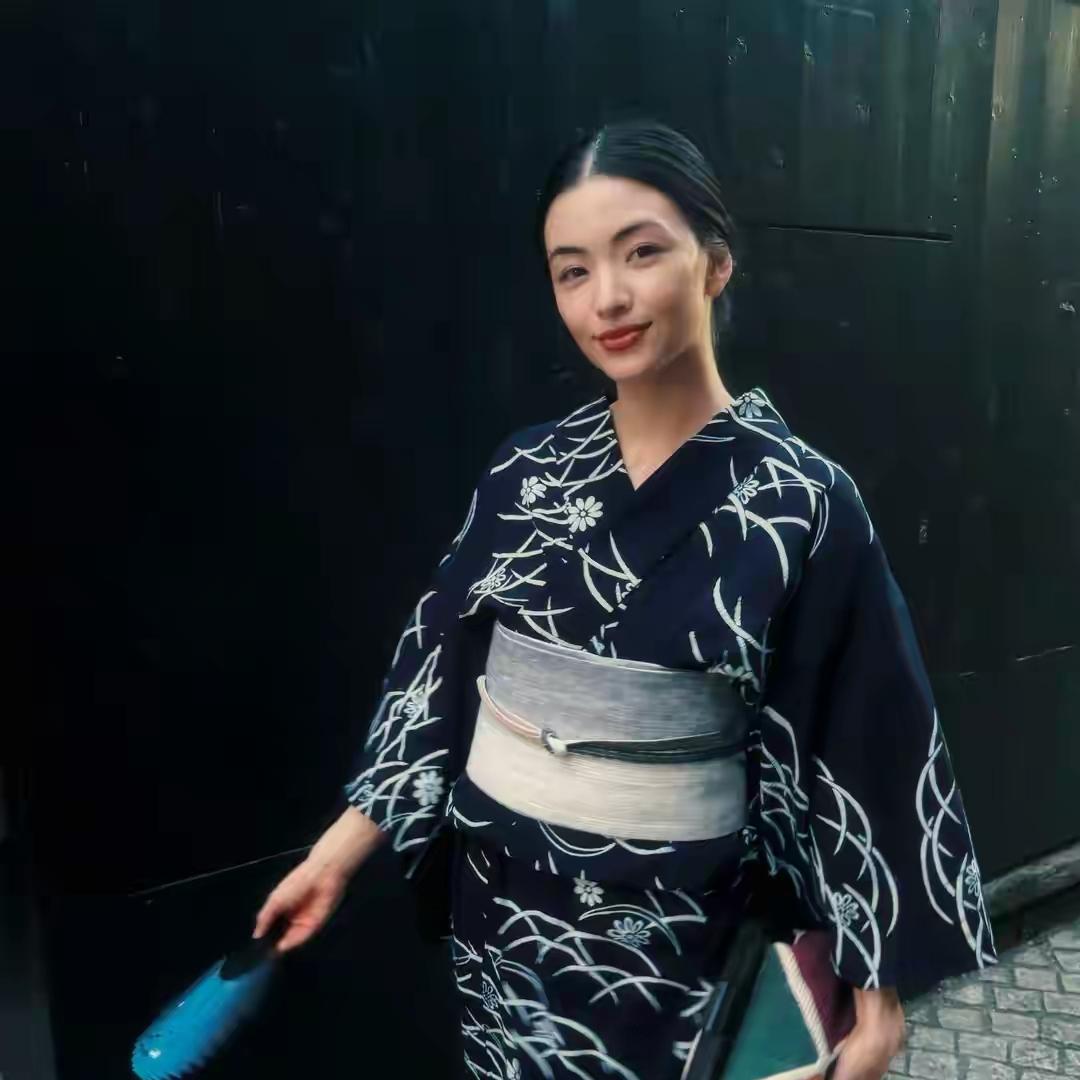原来吴建豪的新妻子是个日本和英国的混血，
难怪长得不像传统意义上的日本人，
听说