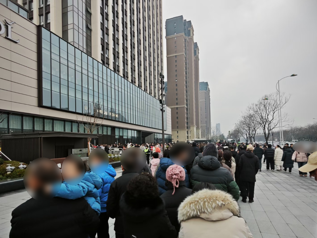 凌晨官宣、清晨排队，胖东来时隔两年再开新店，河南13家店年内销售额超228亿