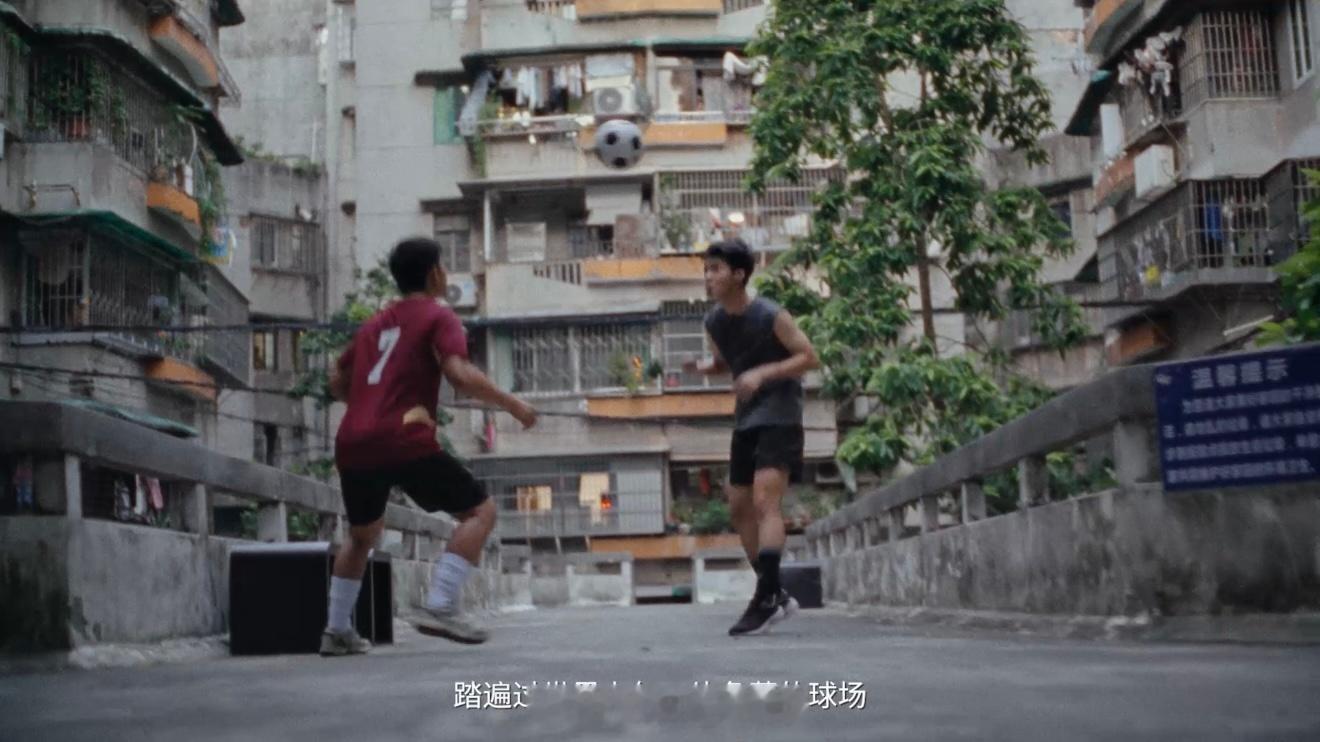 七年前去肯尼亚支教，有幸跟当地学校的学生踢了场⚽️比赛，不得不说他们真的好有天赋