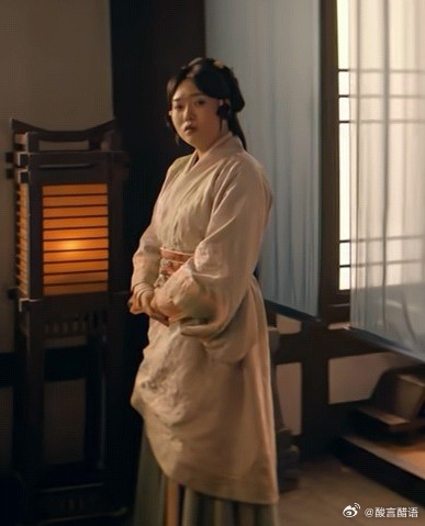 我看剧本时，侍女小桃是个伶牙俐齿，机灵灵动的侍女，李雪琴跟编剧笔下的人物匹配性负