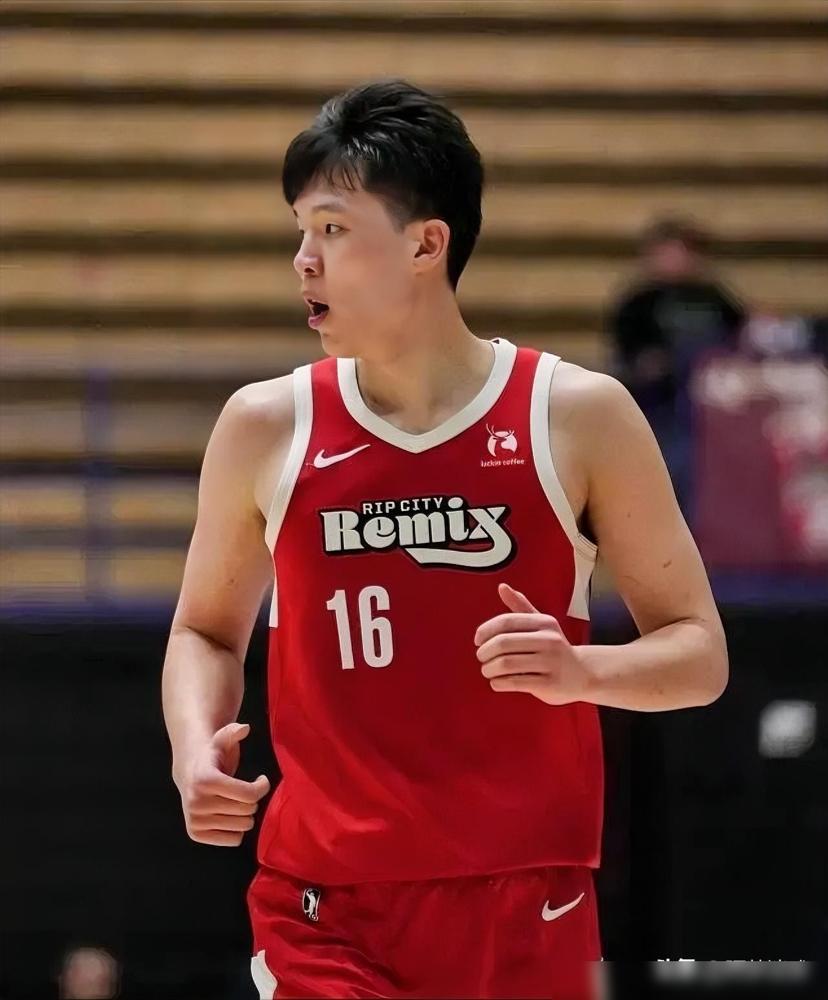 那个被吹上天的天才中锋，一夜之间跌下神坛。
13投4中，5次失误，5次犯规，正