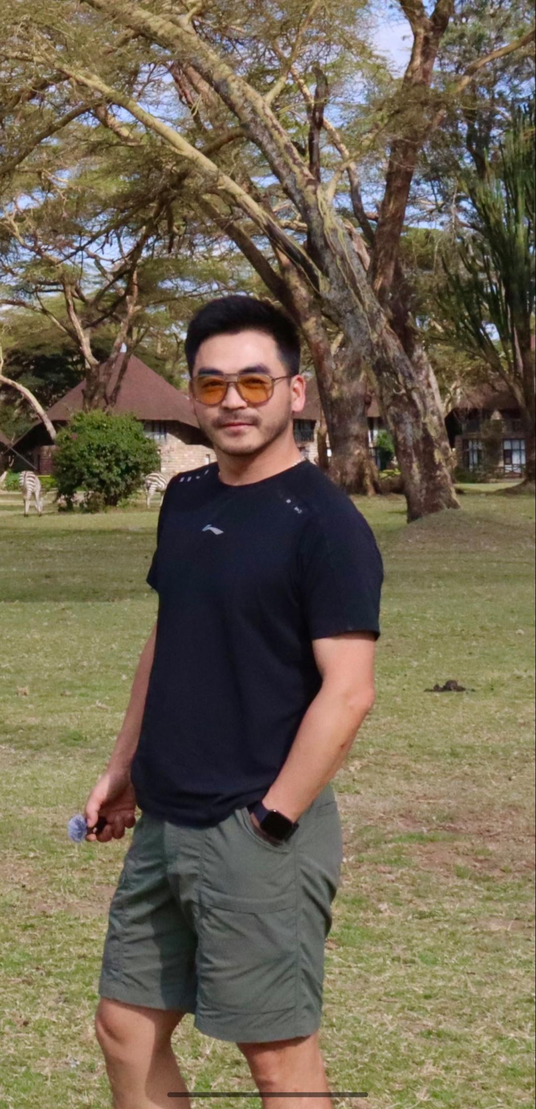 “我值得被爱，我珍惜自己，未来的路我会勇敢走。”

或者更简洁一些：

“我爱自