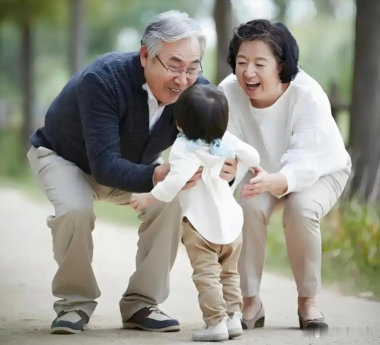 带孙子会和老人的晚年幸福挂钩吗?
我感觉有关系
老人虽然带孙子很辛苦
但那是身体