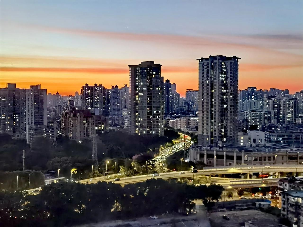 入夜的了，孩提时代这时已经伸手不见五指。而今日，已到初更时分户外依然还如同白昼般