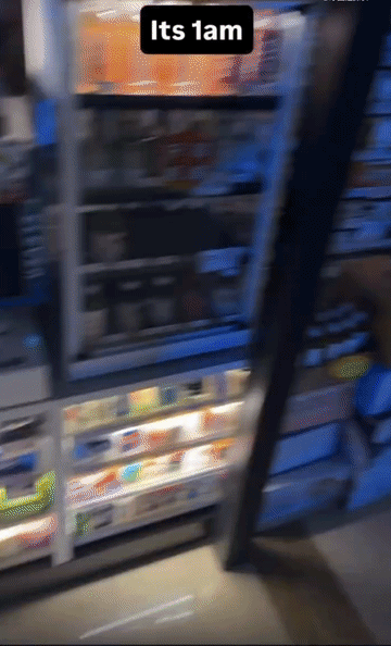 北京北汽男篮大外援麦基向美国人展示中国的优越感:
1，中国无人值守超市随处可见，