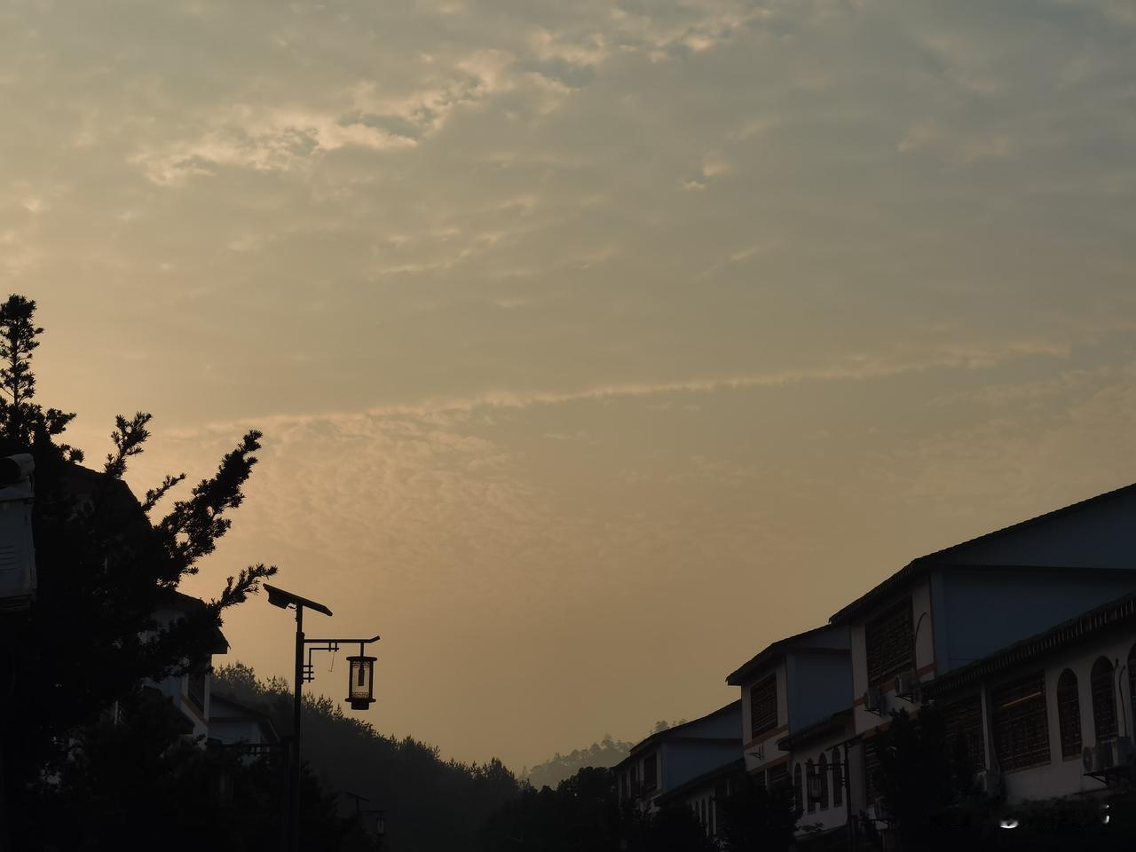 为学日益，为道日损。修行人是不学习了吗？
不是的。
修行的人，与凡人之路，方向不