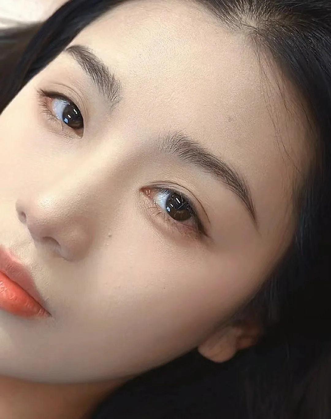 曾仕强说面相就看眉毛。
你的长相，要跟你这辈子要完成人生人物而搭配好的！曾仕强教