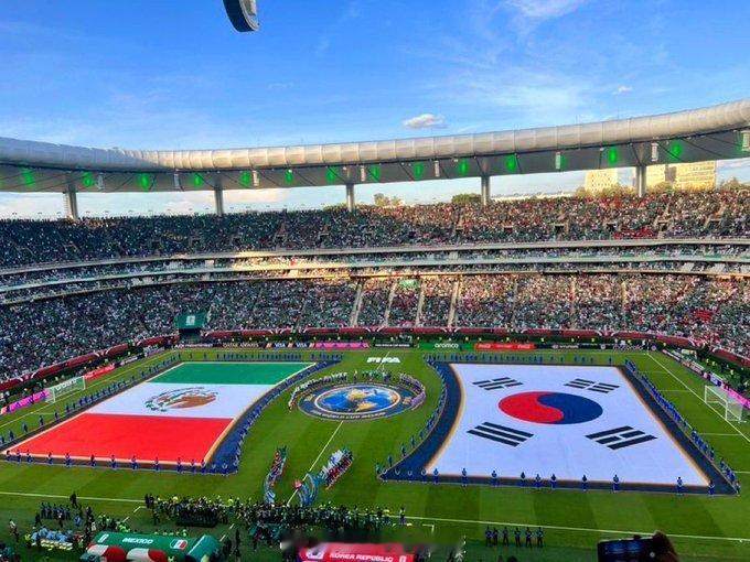 韩国门将脱手致丢球世界杯这球金承奎出击已经拿到球了，但是落地和队友撞一块儿脱手了
