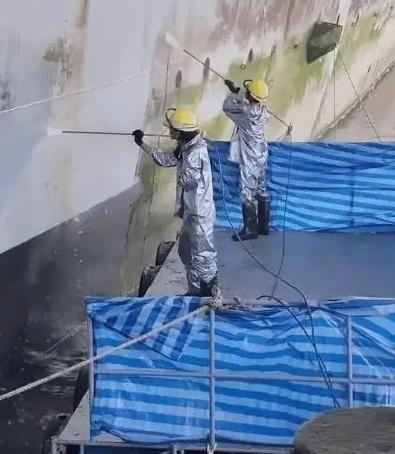 美国海军特地下达委托，泰国春武里府林查班港的工人，随即登上停靠港口的美军尼米兹级