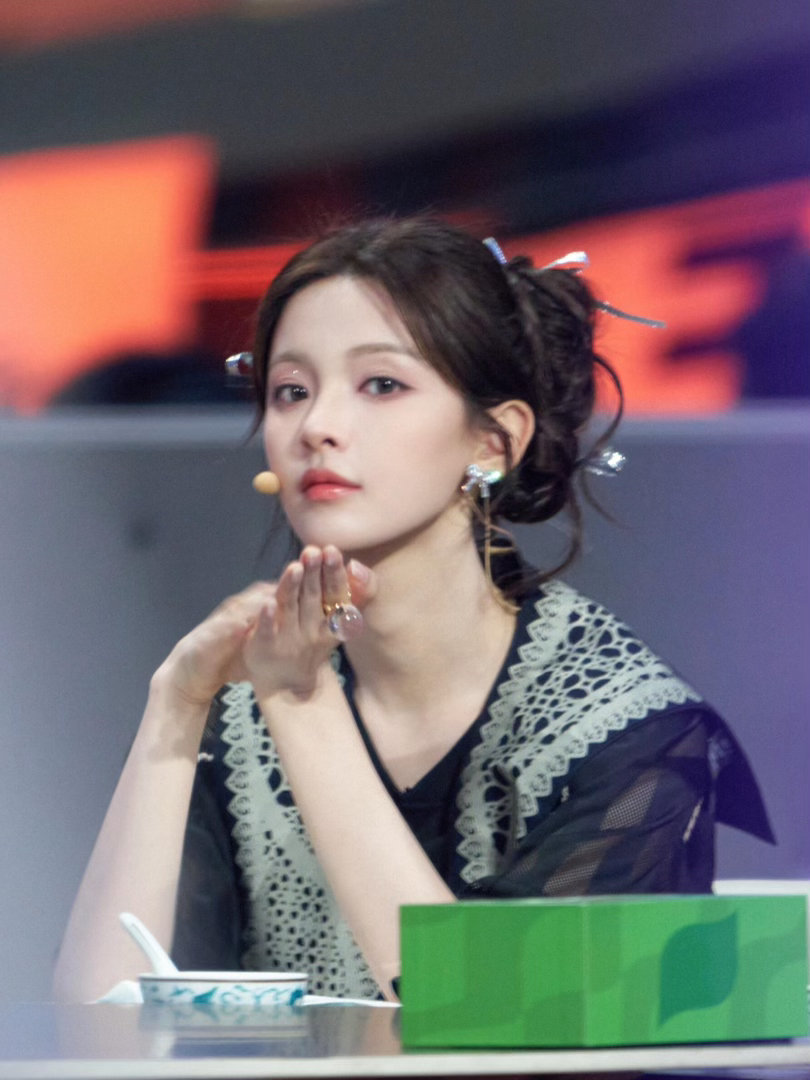 杨超越厨娘造型温柔感拉满！ 
