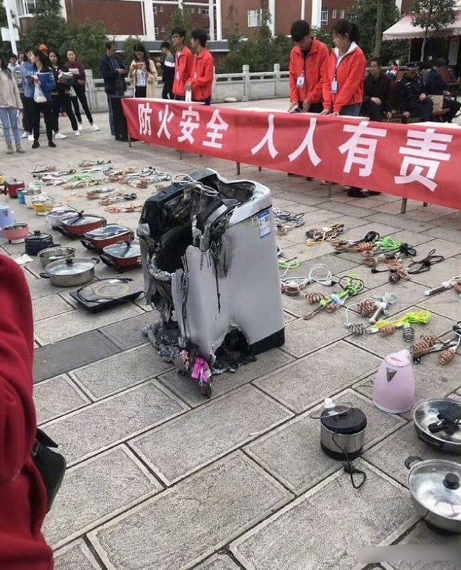 学校查寝时没收的，太可怕了 