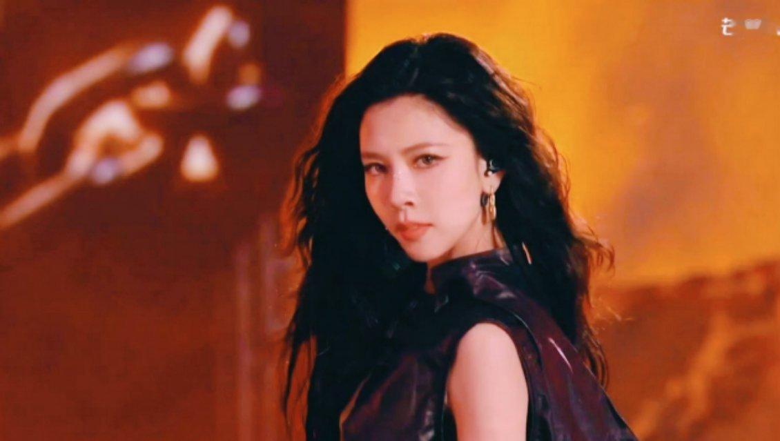 宋妍霏雄狮般的舞台表现力 CC的舞台从来都是“张力教科书”——甩发时如雄狮振鬃，