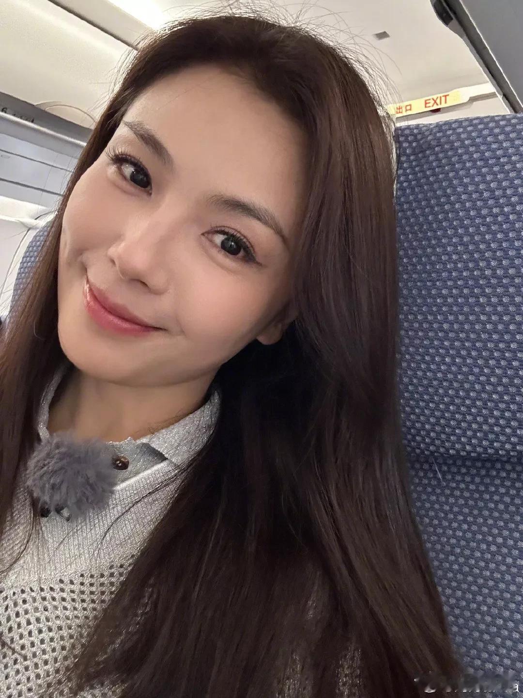 新鲜热乎美丽的刘涛！
这个妆容特别好，干净通透，最出彩的莫过于眉毛，细细长长的，