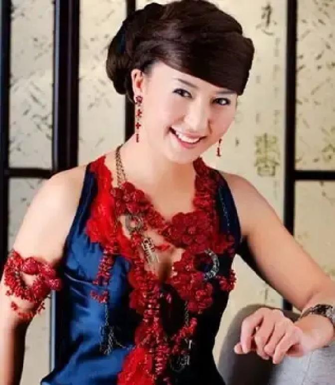 看到某顶流在镜头前哭穷，说全年无休。
我笑了。
我刚挤完早高峰的五号线，手里那碗