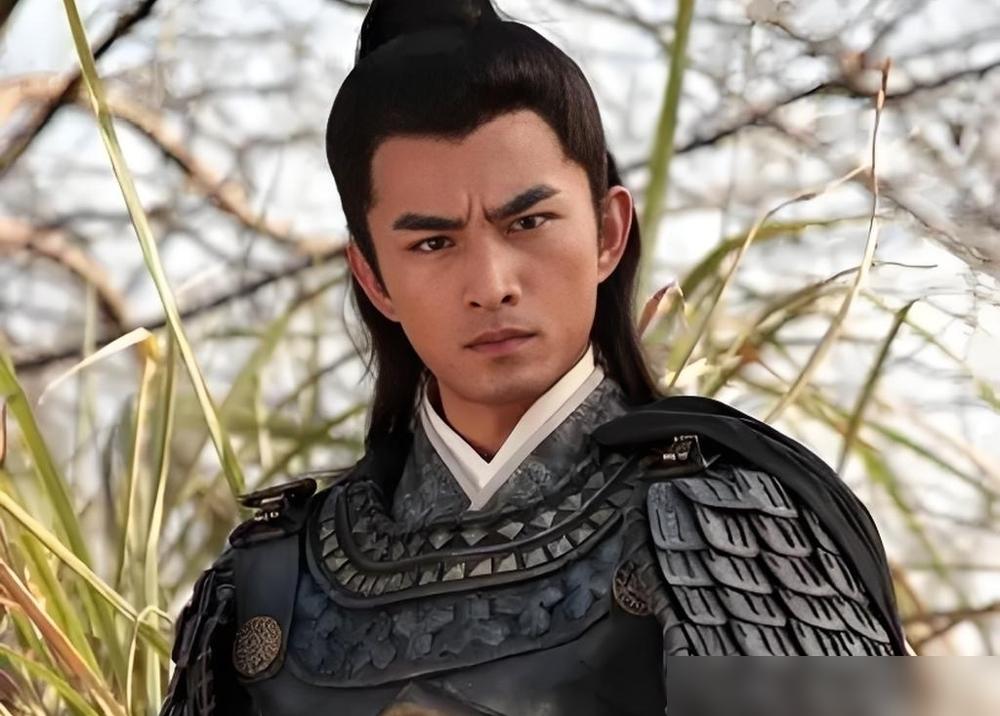 宇文成都把李蓉蓉摁在地上，观众却把刀捅向了《亮剑》里的田雨。
你还记得吗？20