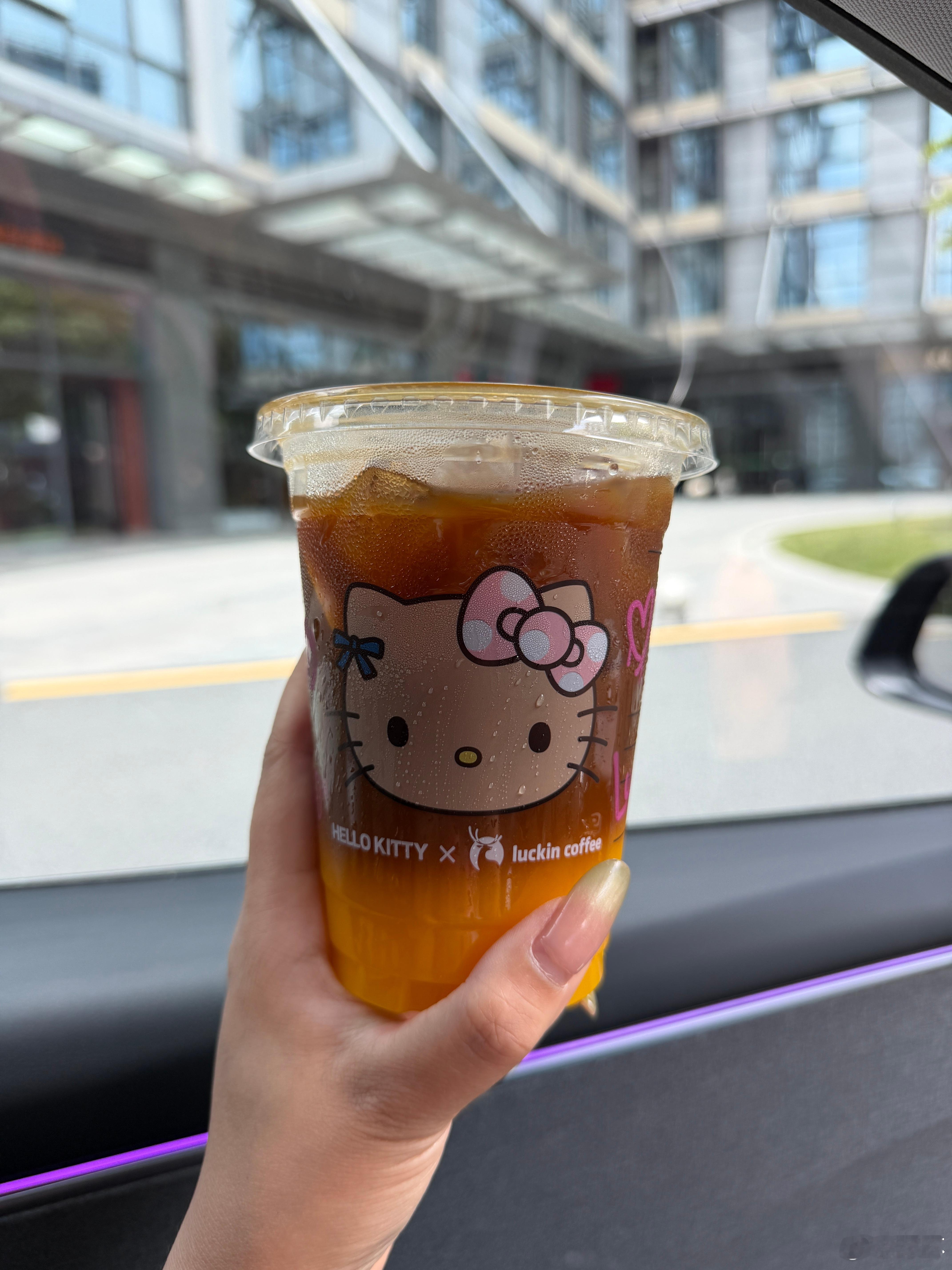 瑞幸和Hello Kitty联名了，新杯子好可爱耶！！！ 