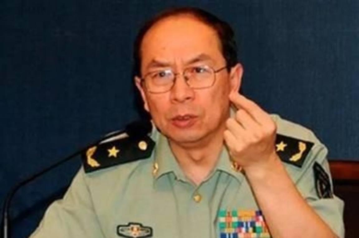 一次，记者问金一南：“为什么英国宁愿归还富得流油的香港，却以损失6艘军舰、10多