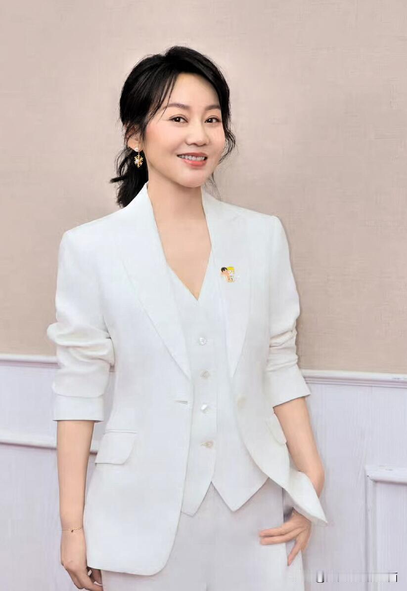 在美女如云的明星里面，闫妮真的就是一般人。但54岁的她老了气质很好，跟美不沾边，
