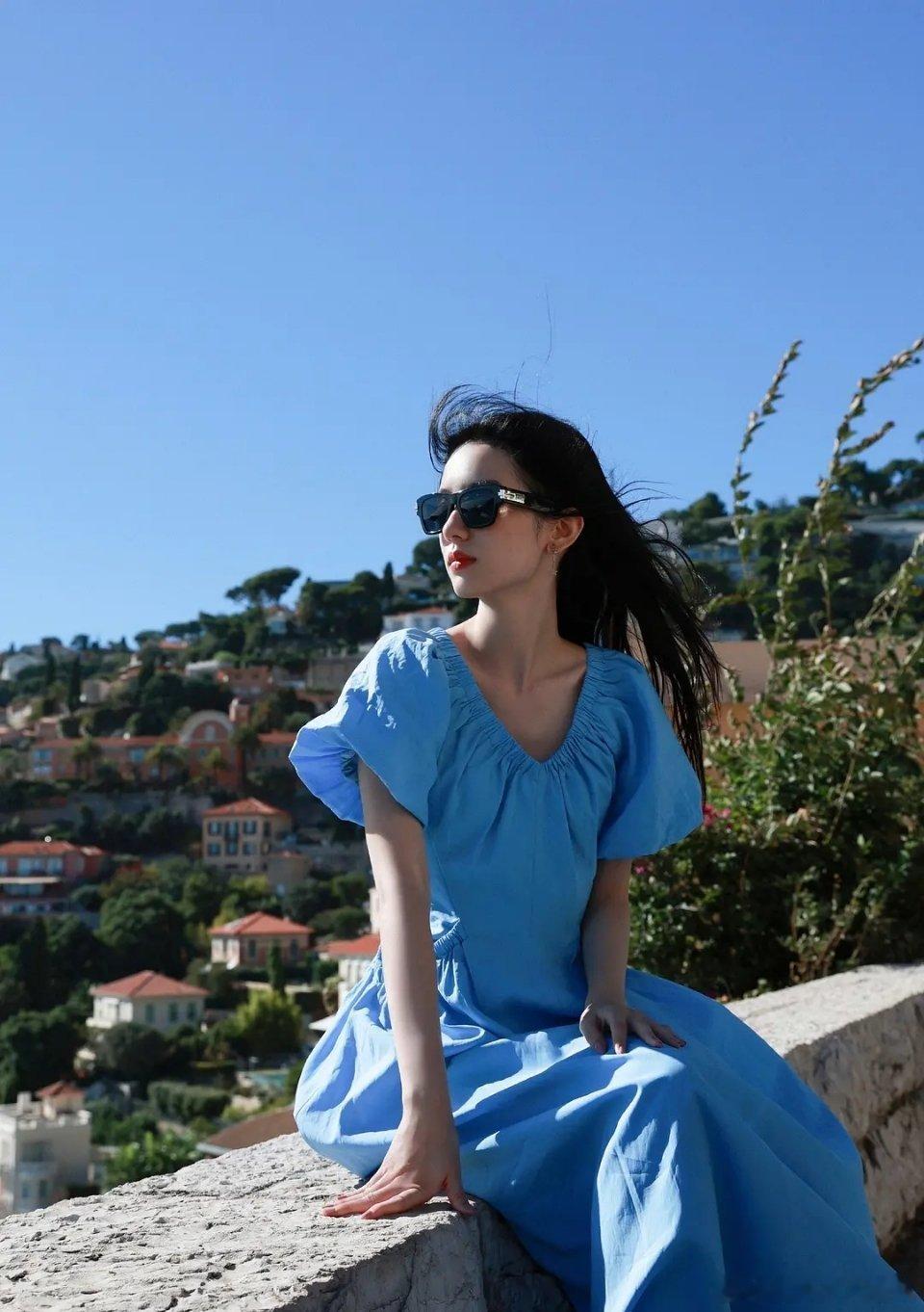 周也营业感觉很生活，照片就是随便一拍的感觉，不过就是硬美 ​​​