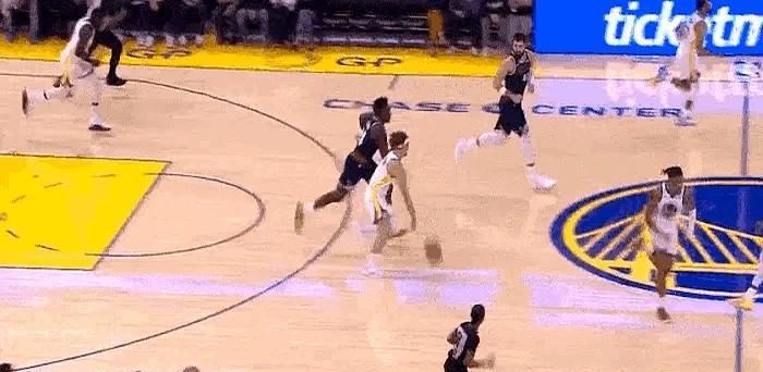 库里一拿球，对面三个人围上来——不是他打得差，是没人替他分担了。
波杰倒了，穆迪