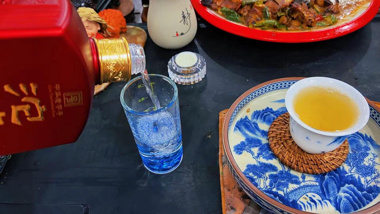 茶是清醒 酒是麻醉 半醉半醒间满满都是想念。