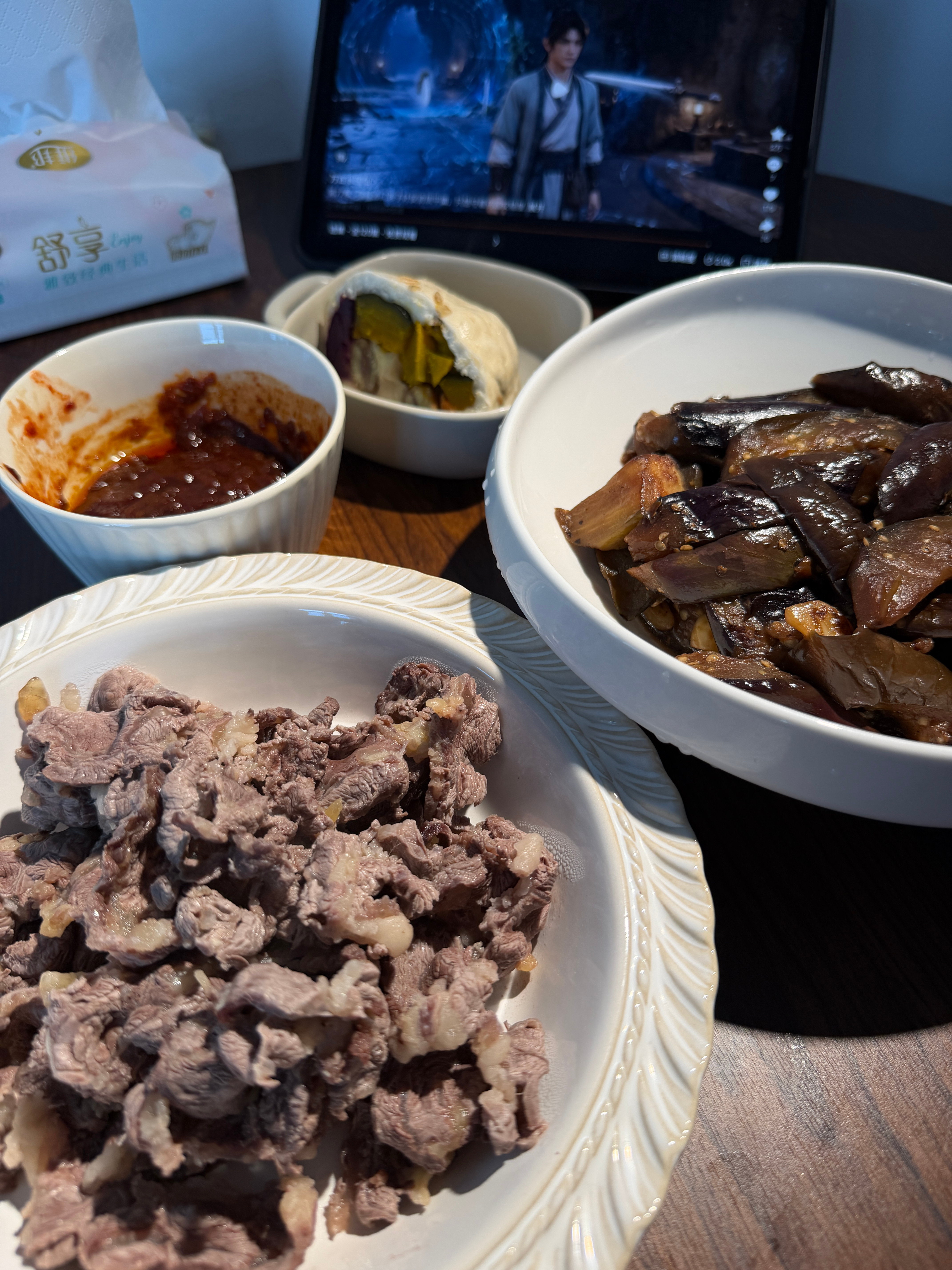 又吃饭了宝：烫牛肉配沙茶酱、酱茄子、五谷丰登馒头