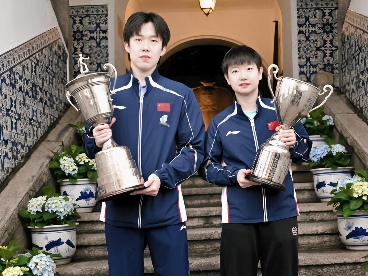 莎头同框捧杯封神！这才是国乒双子星的顶级浪漫✨
 
谁懂啊！王楚钦、孙颖莎同框捧