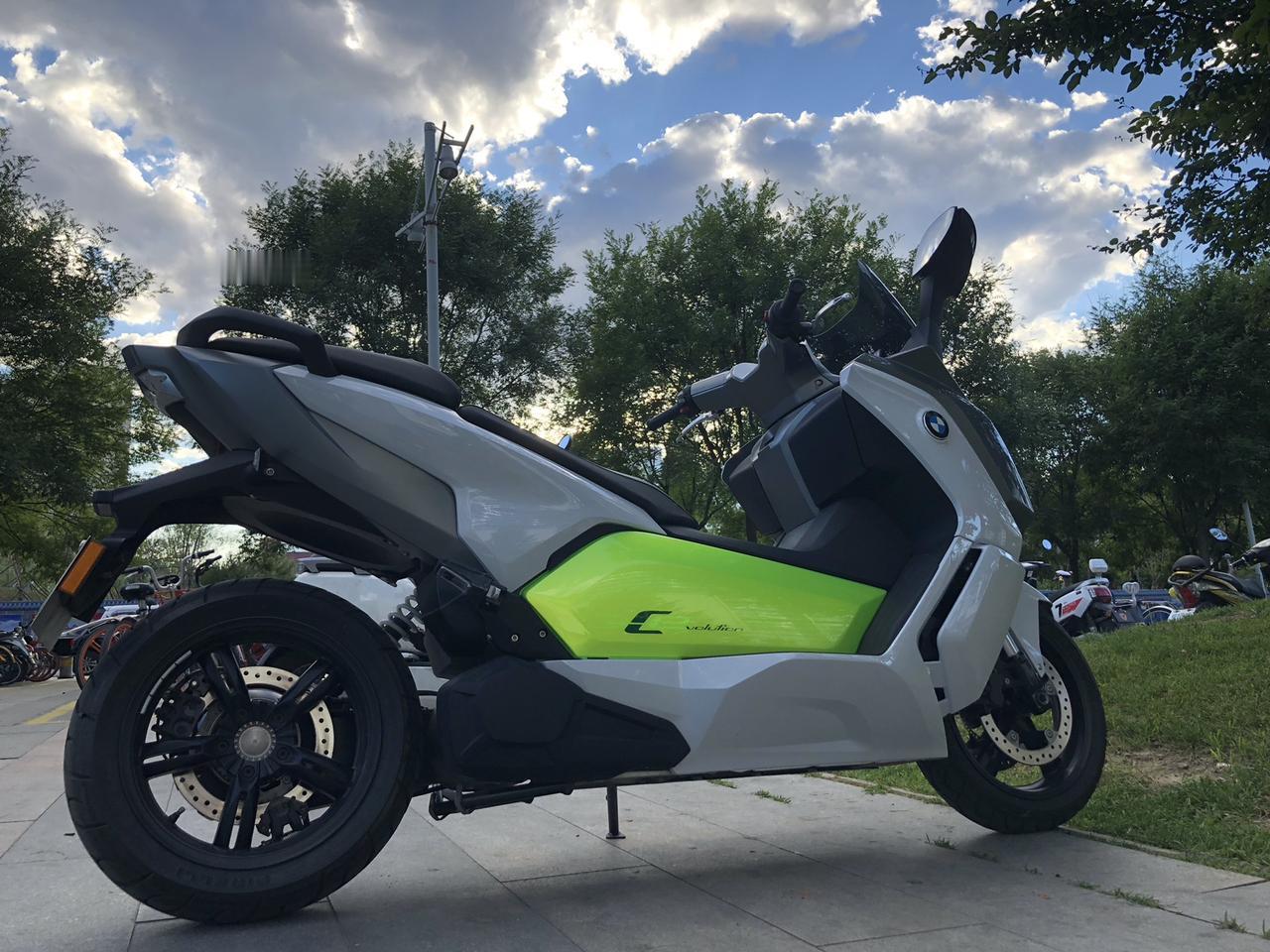  车小鬼大，很喜欢这款BMW c evolution 。
加速给力，操控简单，骑