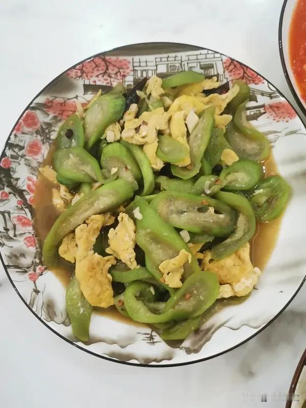 开火倒油，慢慢翻炒调味，守在锅边听滋滋作响的声音，看着食材慢慢上色，一点点散发出