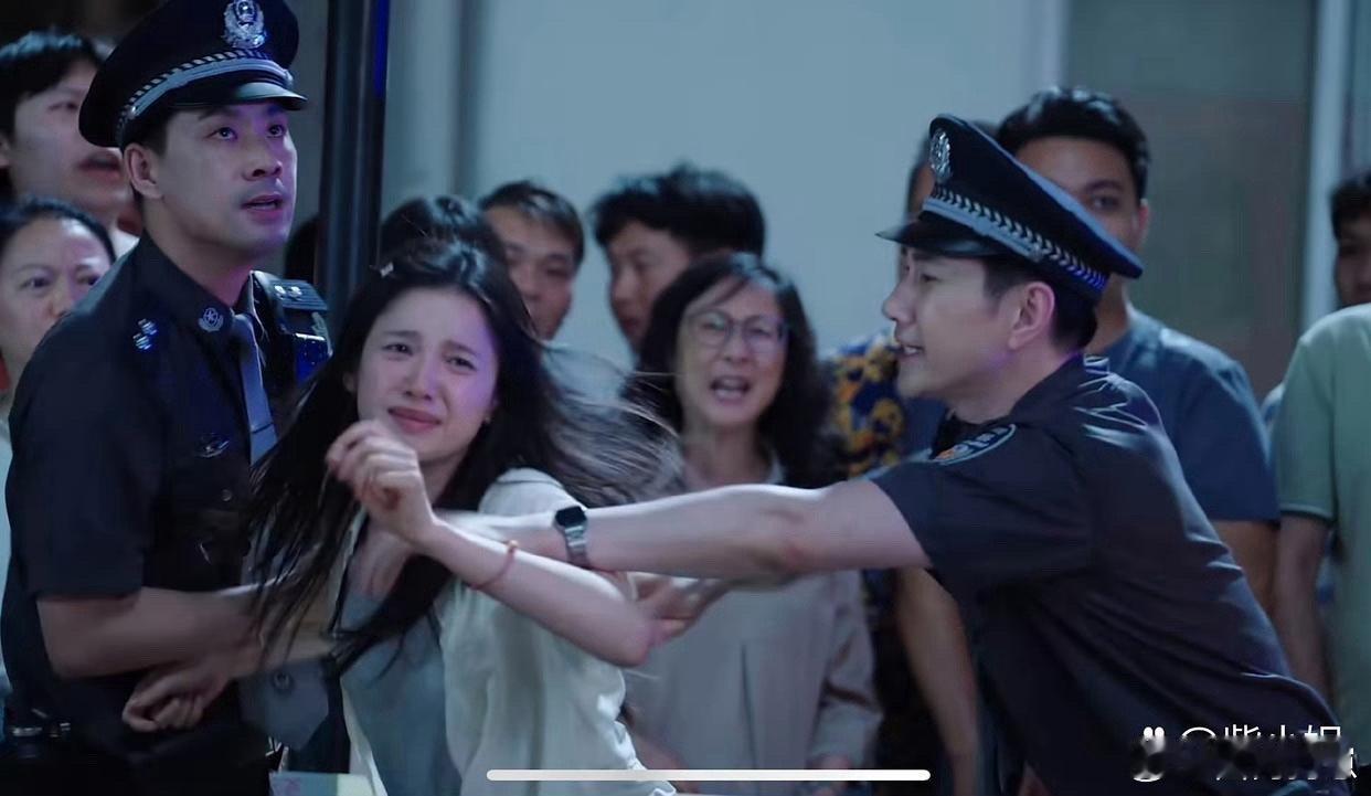 不愧是实力派！单看这两张图，就被这细腻的演技狠狠带入戏，情绪感直接拉满～ ​​​