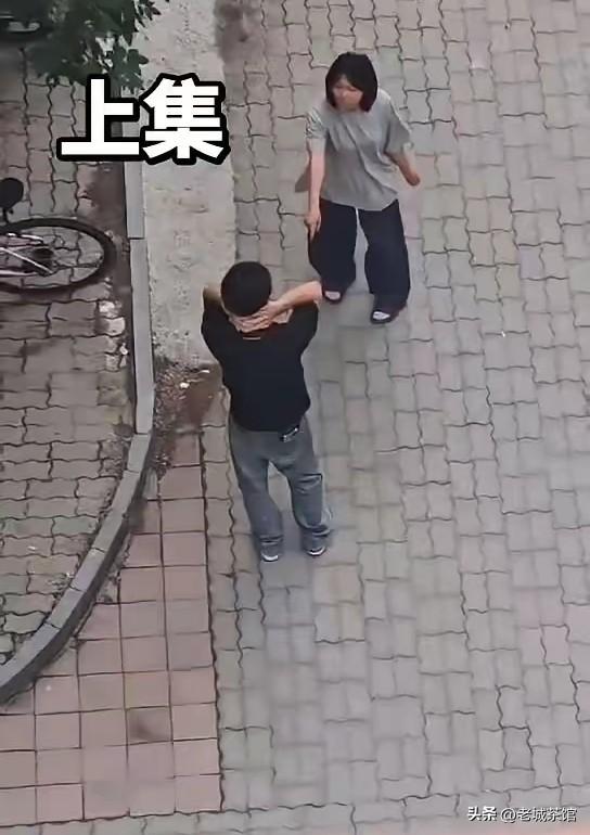 女大学生怀孕后，情绪失控地要求男生下跪道歉，男生没有依从，女生竟直接脱下衣服，这