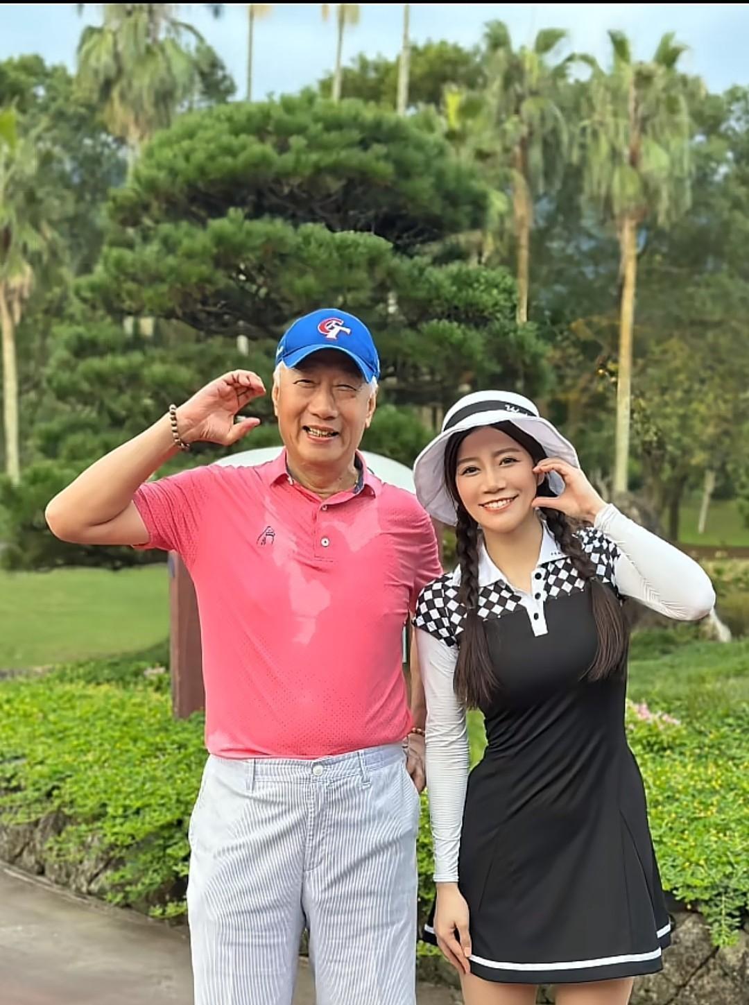 偶遇郭台铭！台湾妹子街头巧遇75岁大佬，竟穿粉红短袖超减龄。网友直呼：这波操作太