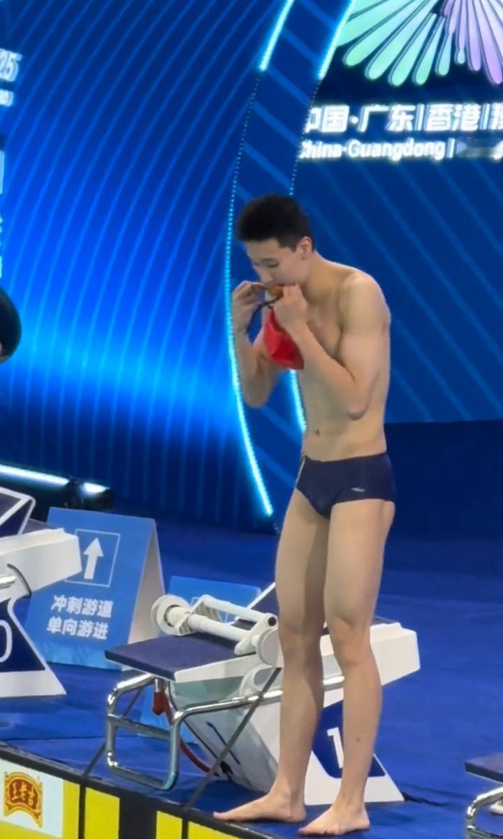 你见过数万人同时屏住呼吸的赛场吗？
这不是图书馆，是欧洲杯现场。
顶级较量的关键