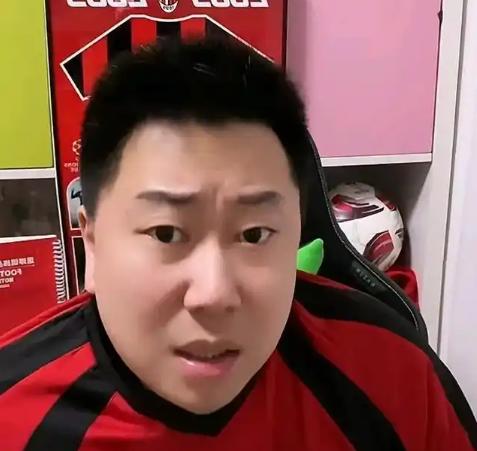 “乔治究竟强在哪？”
李宝库一句话总结： “他强就强在，进球如麻，脸上却看不出高