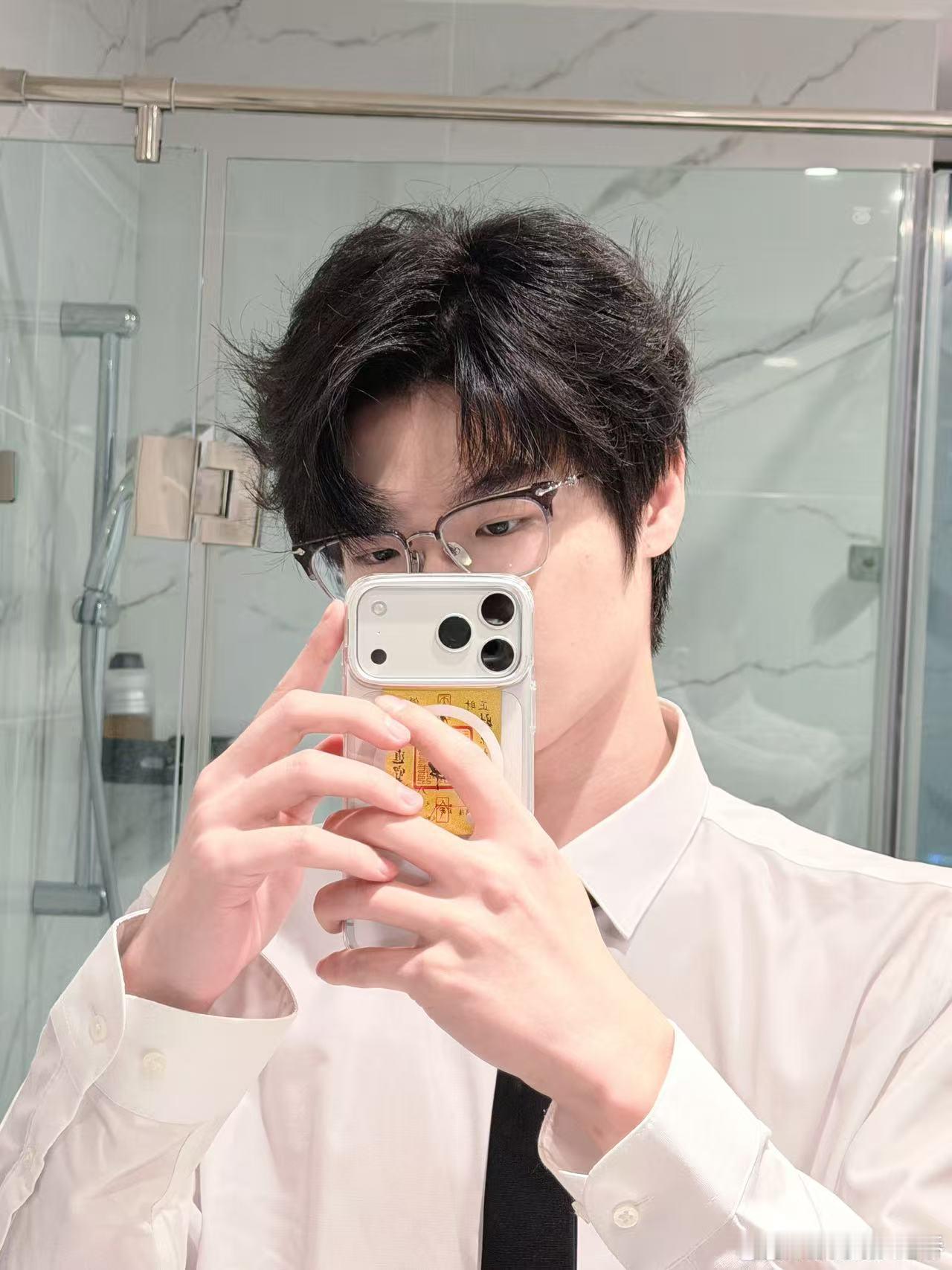 33白衬衫男大  33终于营业！白衬衫领带限定皮肤上线，完全是从青春校园文里走出