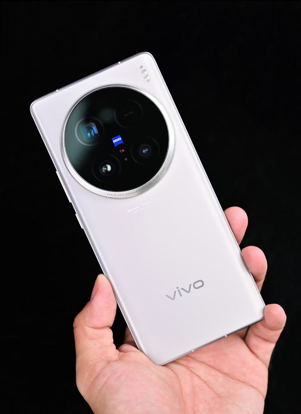 说起旗舰机的夜拍，我觉得必须提一下蓝厂vivo。当年X90 Pro +的夜拍能力