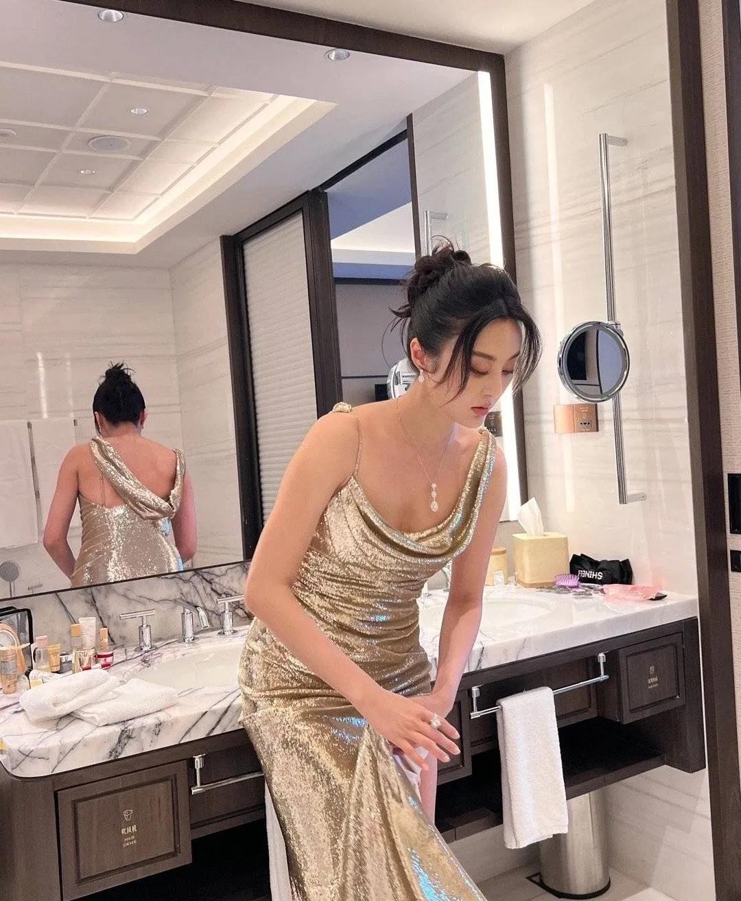 女明星甘露酒店自拍写真，气质方面果然远超普通女孩，只是不知道修图的时候是不是忘了